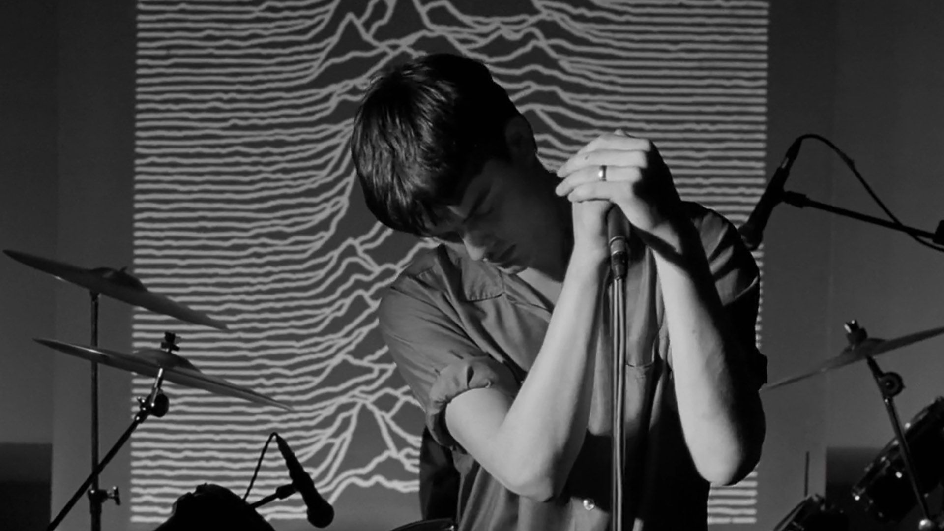 سم رایلی در نقش جوئی دیویژن در فیلم Control