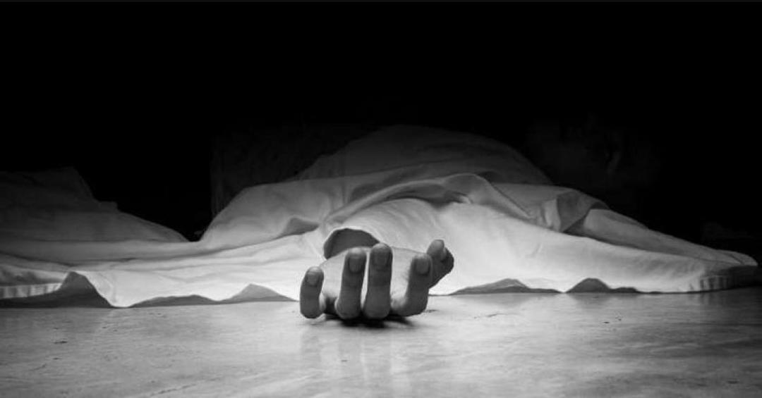 دست یک فرد مرده روی زمین