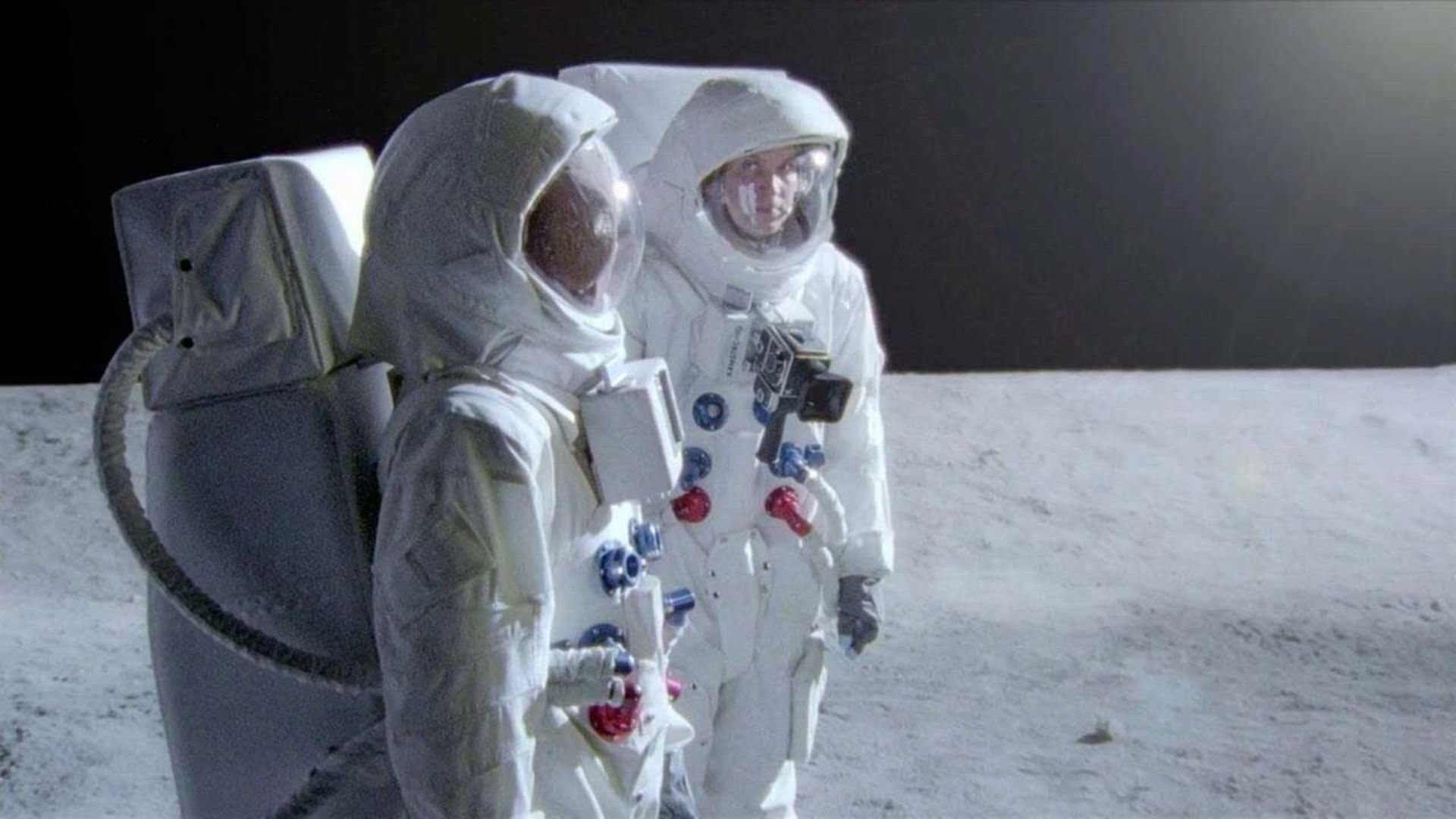 فضانوردها با لباس فضانوردی در فیلم Moonshot که به ماموریت آپولو ۱۱ می‌پردازد