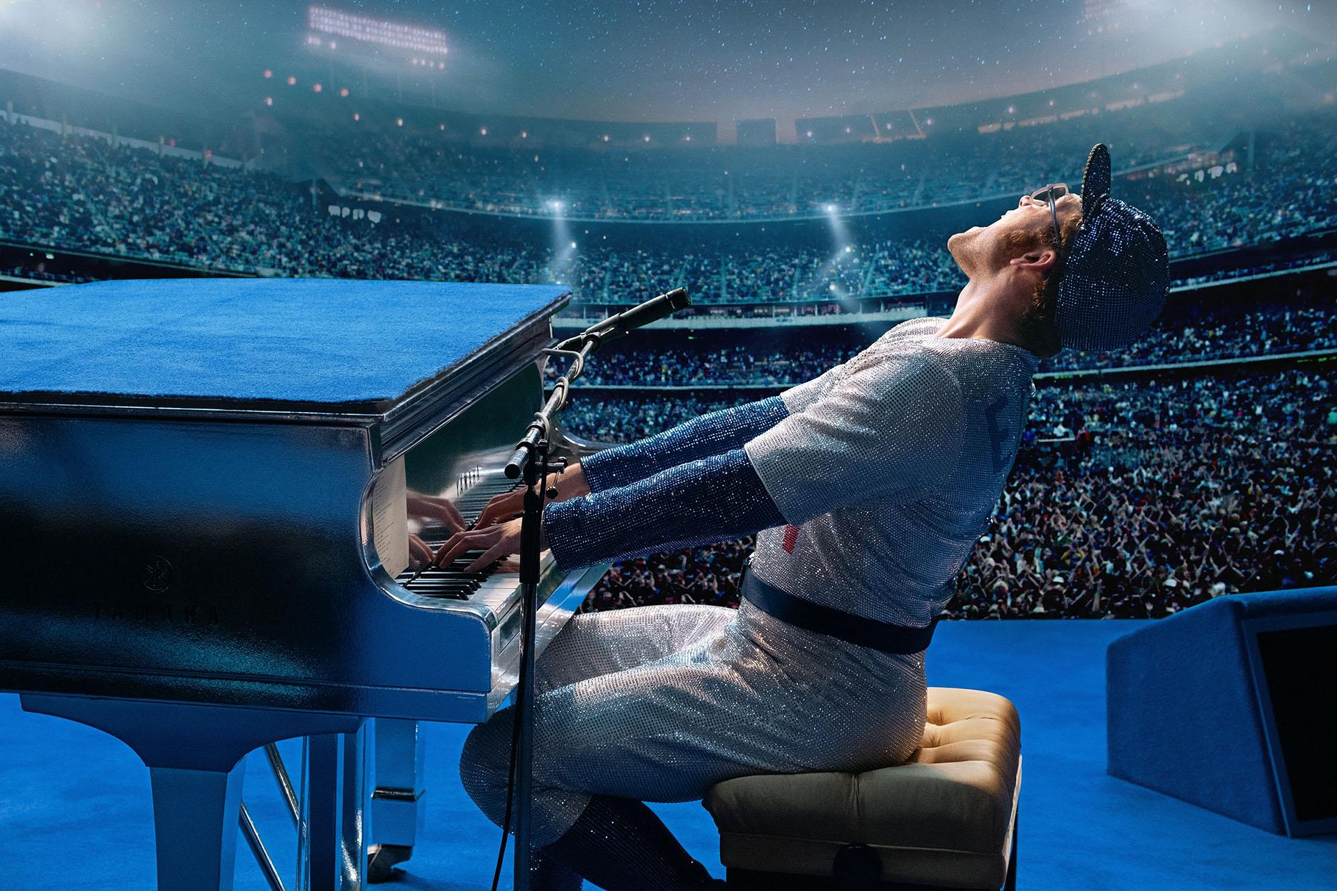 تارون اگرتون در پشت پیانو در پوستری از فیلم Rocketman 