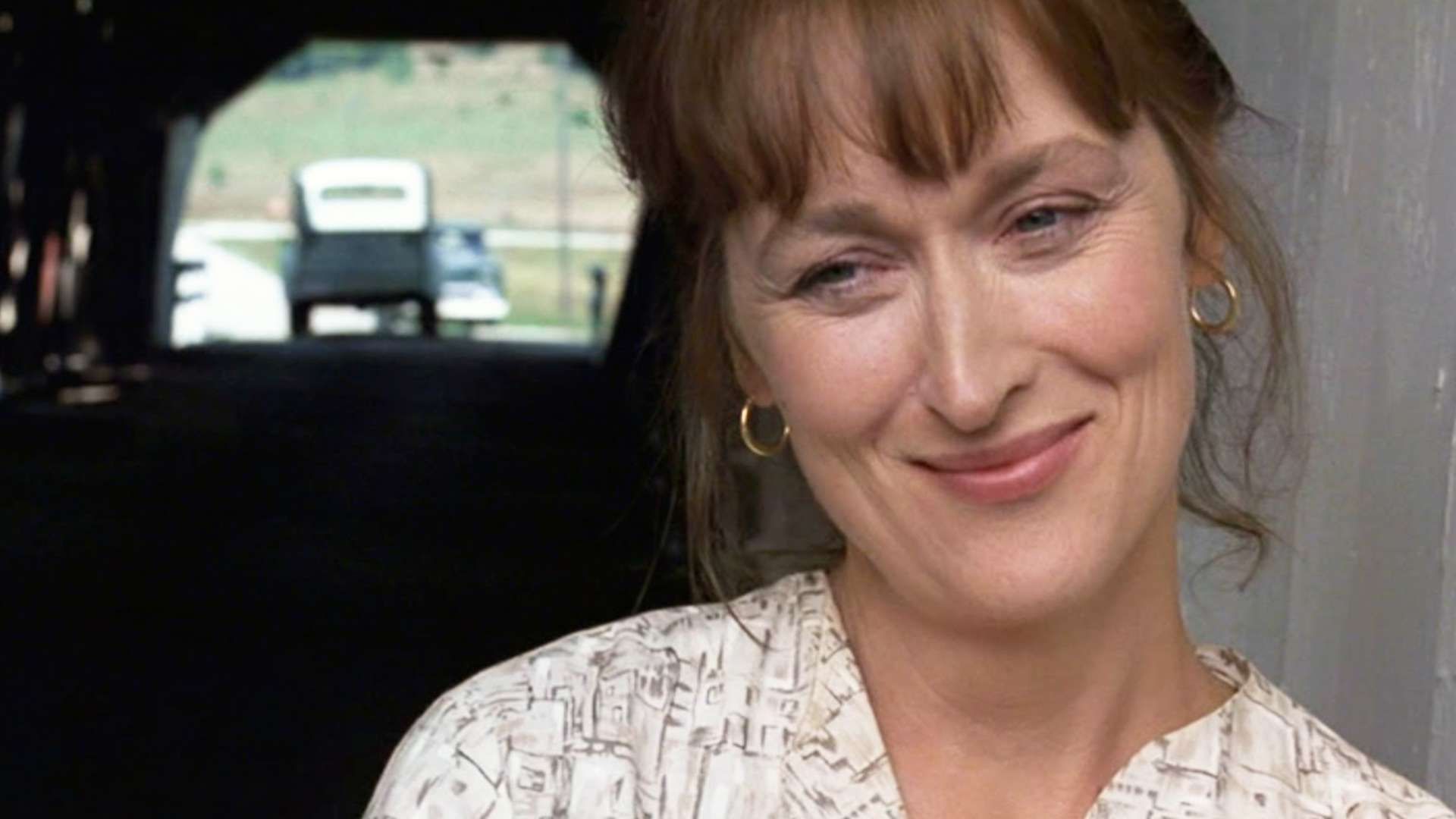 مریل استریپ در فیلم The Bridges of Madison County مقابل پل سرپوشیده