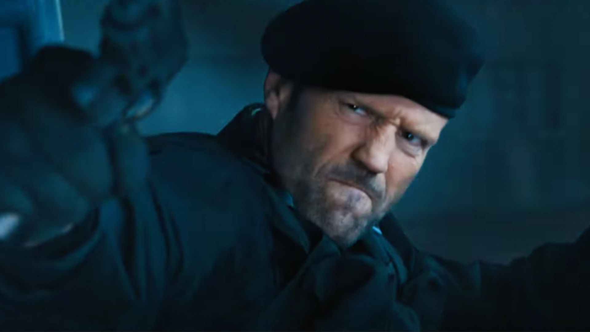 مبارزه جیسون استاتهام با دشمنان در فیلم The Expendables 4