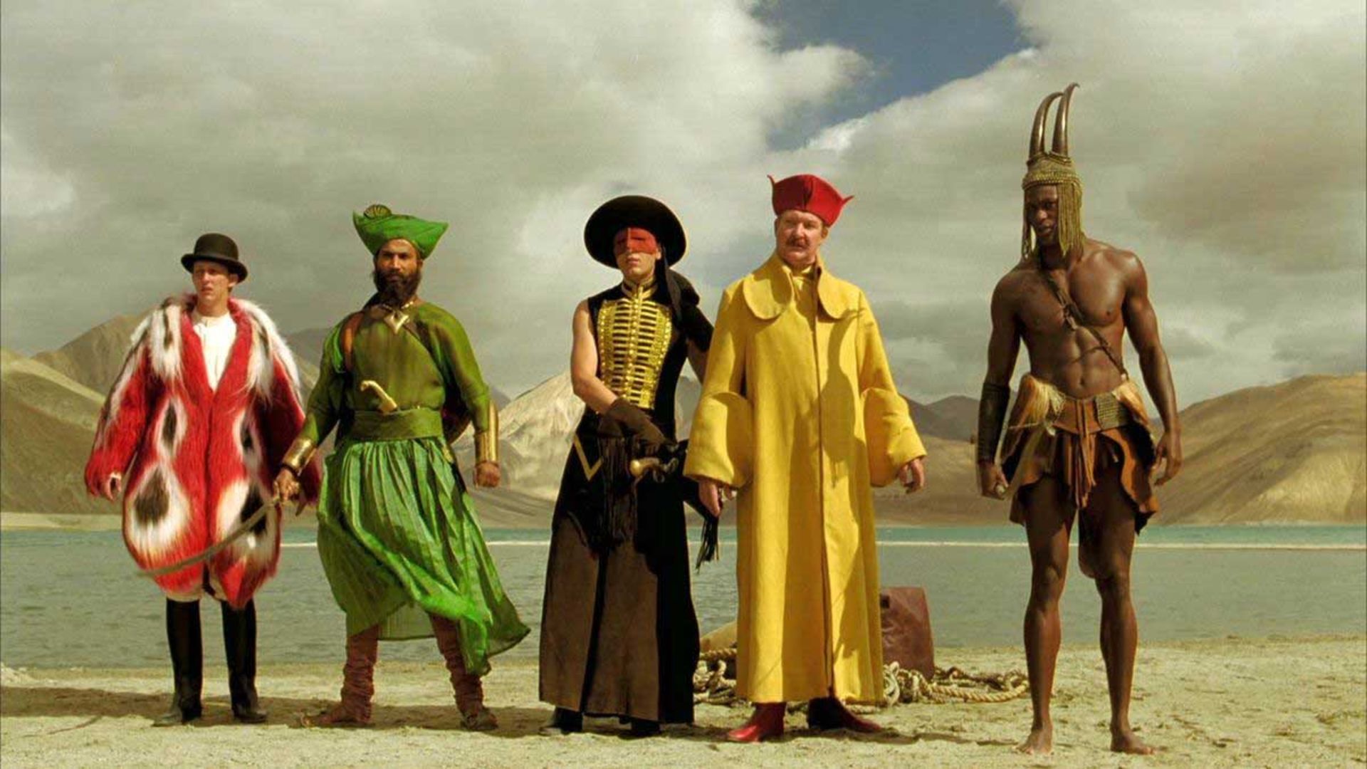 شخصیت های مختلف با لباس عجیب و غریب در فیلم The Fall (سقوط)