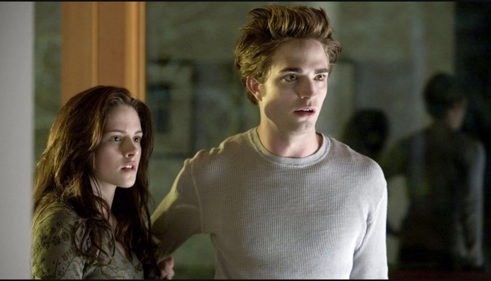 2023-7-bella-edward-twilight-standing-look-astonish