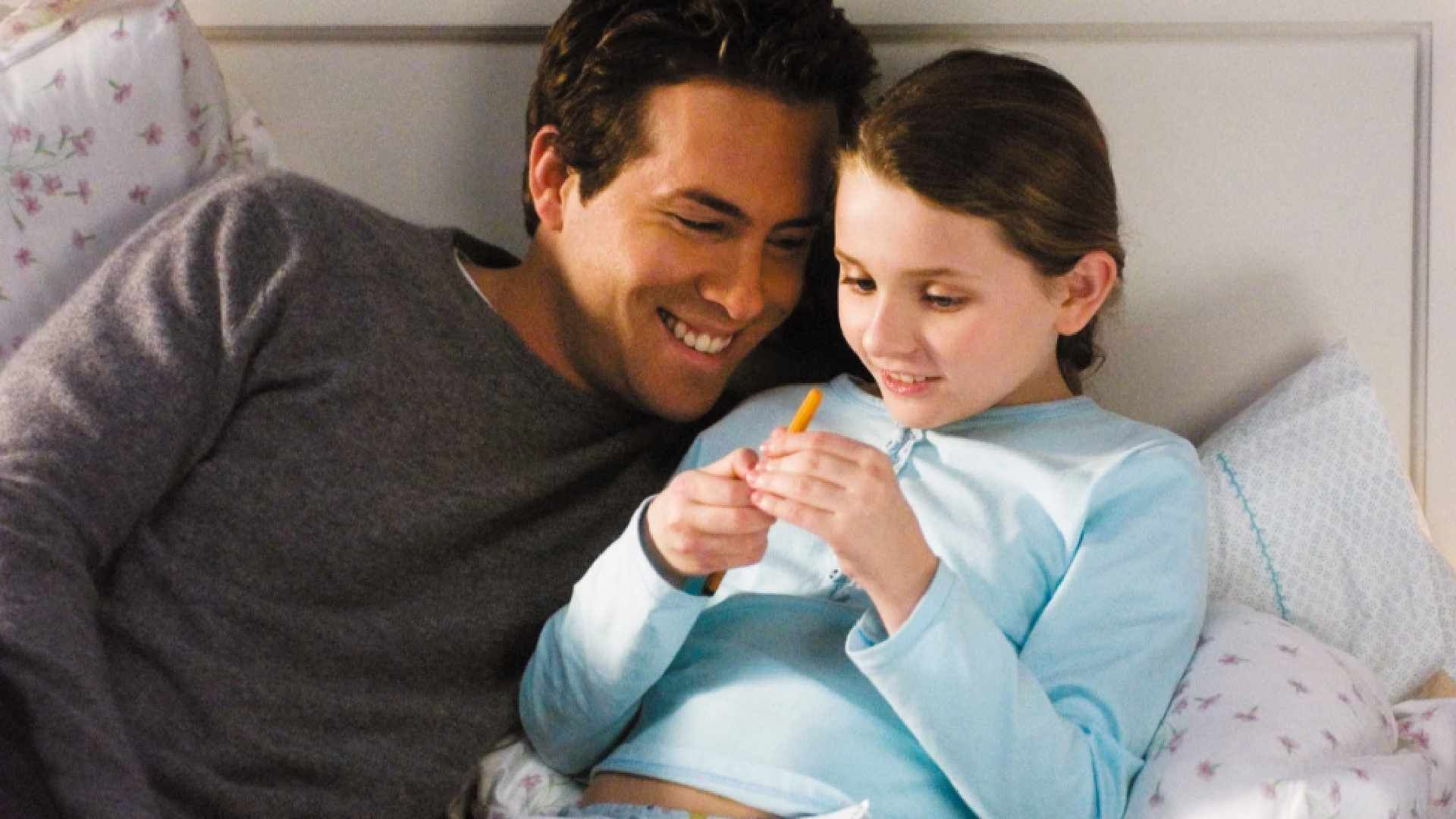 رایان رینولدز در حال بازی کردن با دختر خود در فیلم Definitely, Maybe