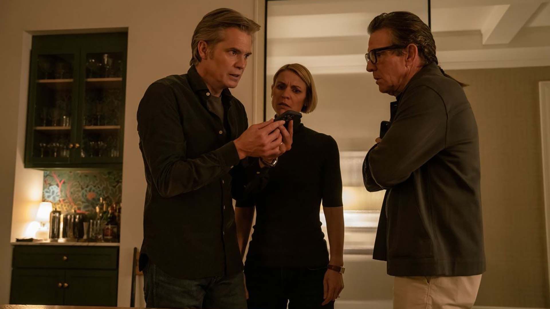 اعضای خانواده براون در حال صحبت با آدم‌ربایان در سریال Full Circle