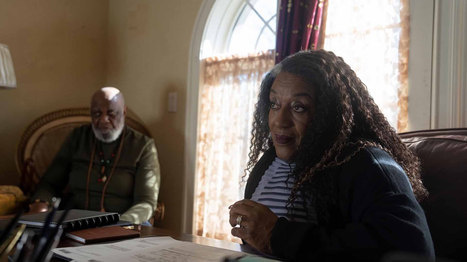 خانم ماهابیر در حال صحبت درباره نقشه خود در سریال Full Circle