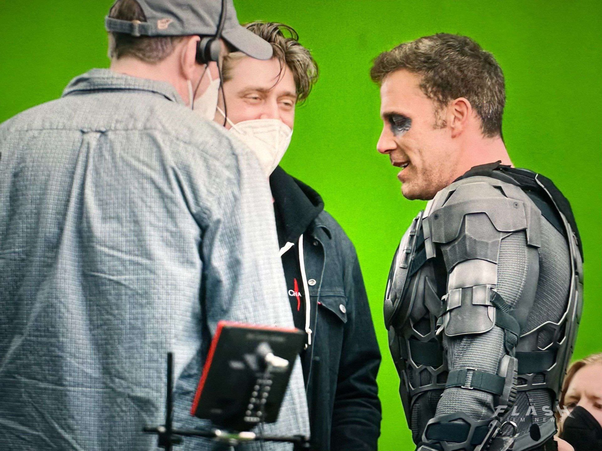 2023-7-new-bts-photos-of-ben-affleck-from-the-bonus-feature-the-bat-chase-in-the-flash-02