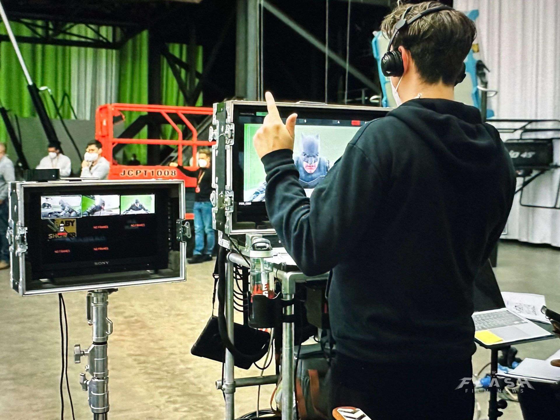2023-7-new-bts-photos-of-ben-affleck-from-the-bonus-feature-the-bat-chase-in-the-flash-04