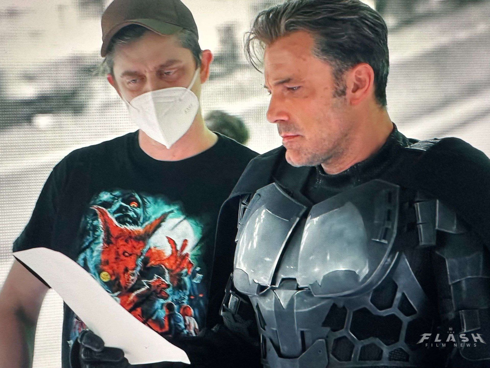 2023-7-new-images-of-ben-affleck-in-a-black-and-silver-batsuit-that-was-intended-for-the-original-post-credits-scene-for-the-flash-02