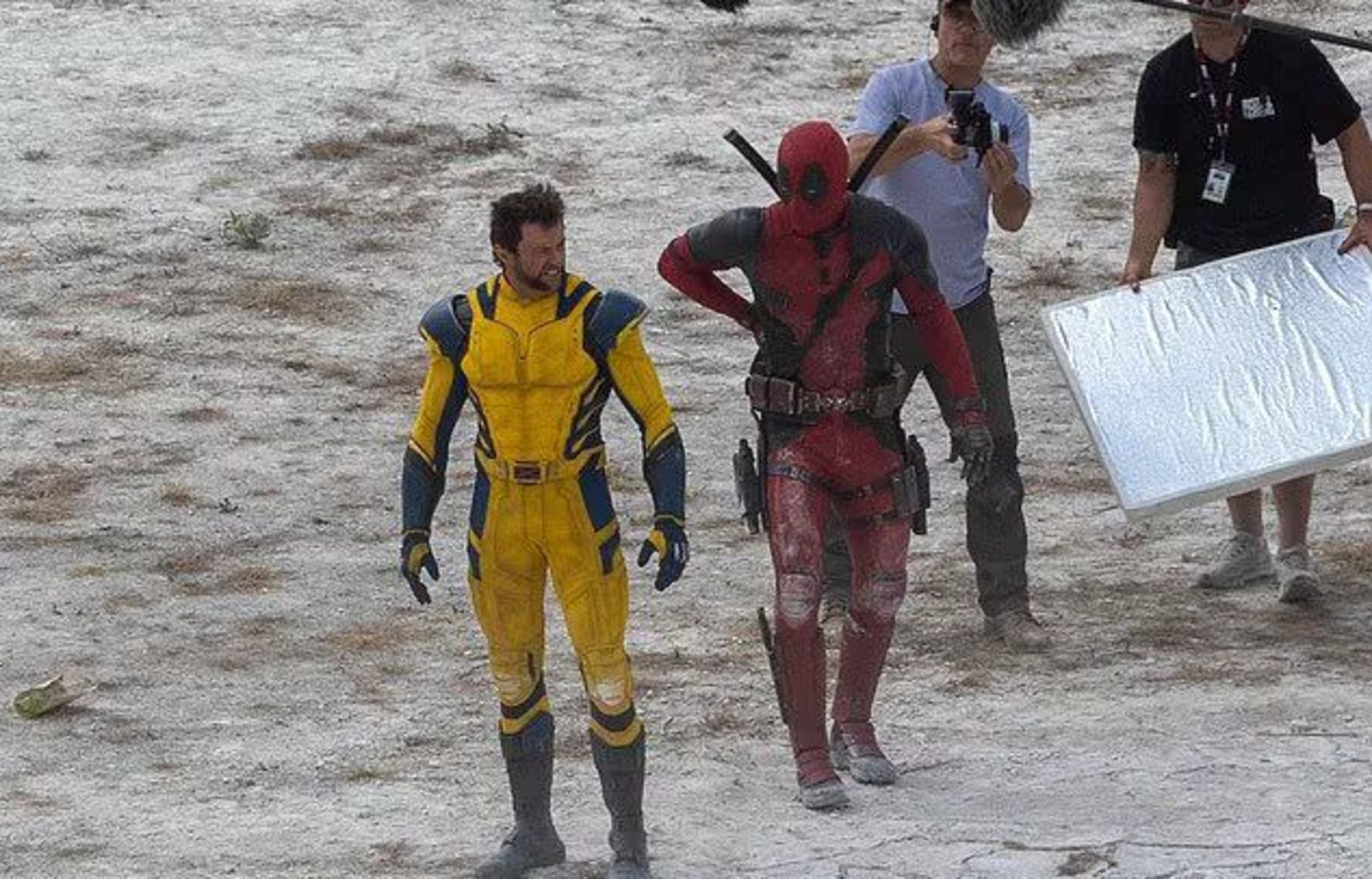 2023-7-new-set-photos-from-deadpool-3-showcasing-a-fight-scene-between-deadpool-and-wolverine-01
