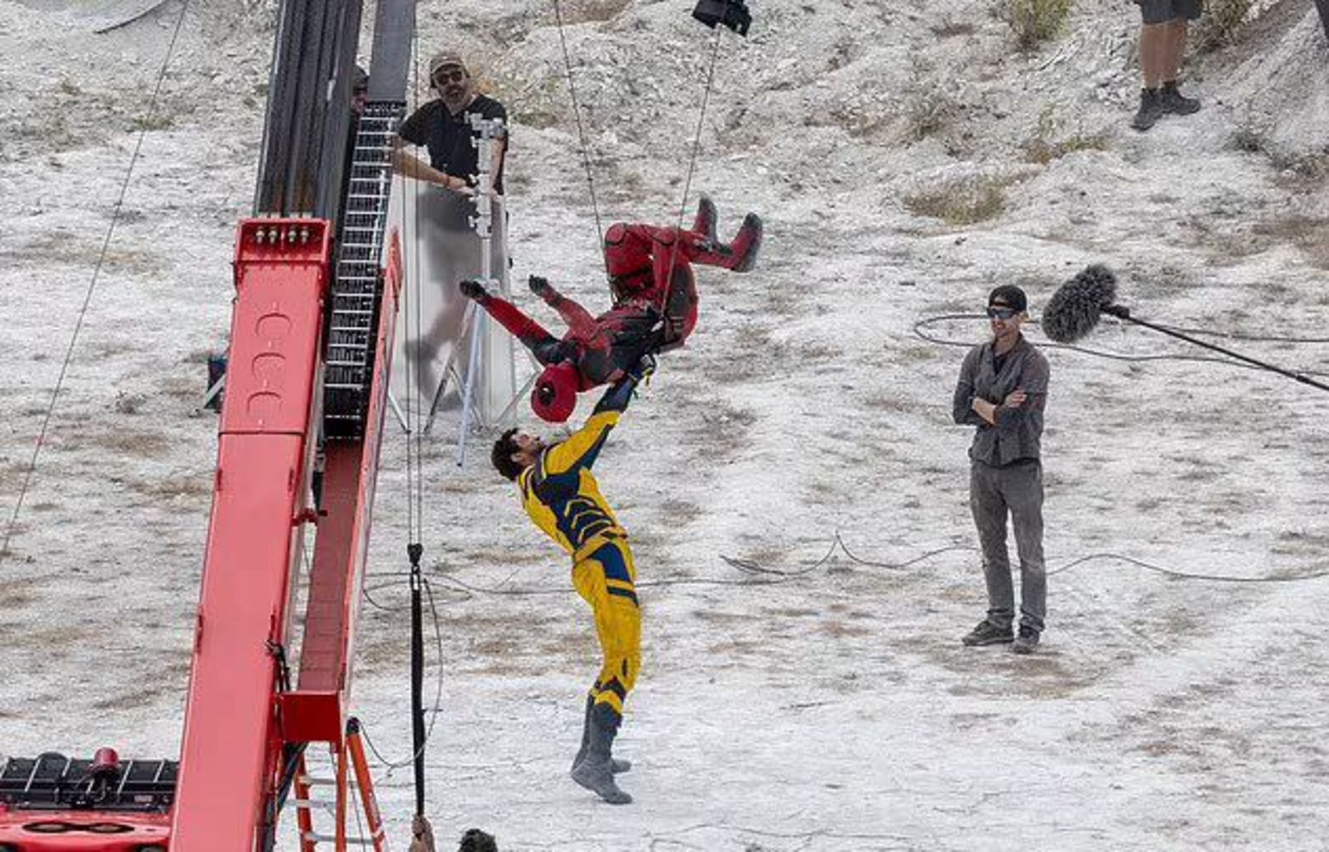 2023-7-new-set-photos-from-deadpool-3-showcasing-a-fight-scene-between-deadpool-and-wolverine-02