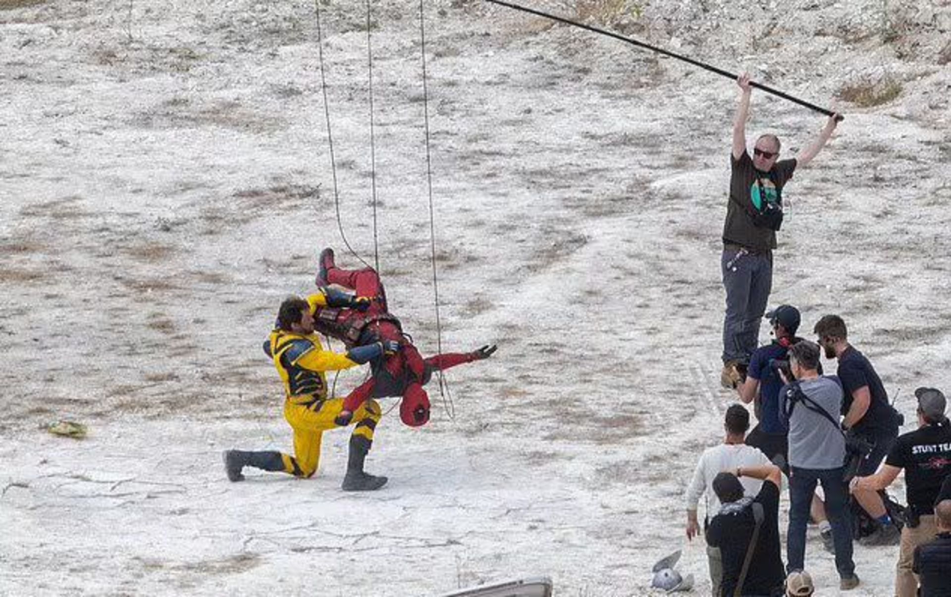 2023-7-new-set-photos-from-deadpool-3-showcasing-a-fight-scene-between-deadpool-and-wolverine-04