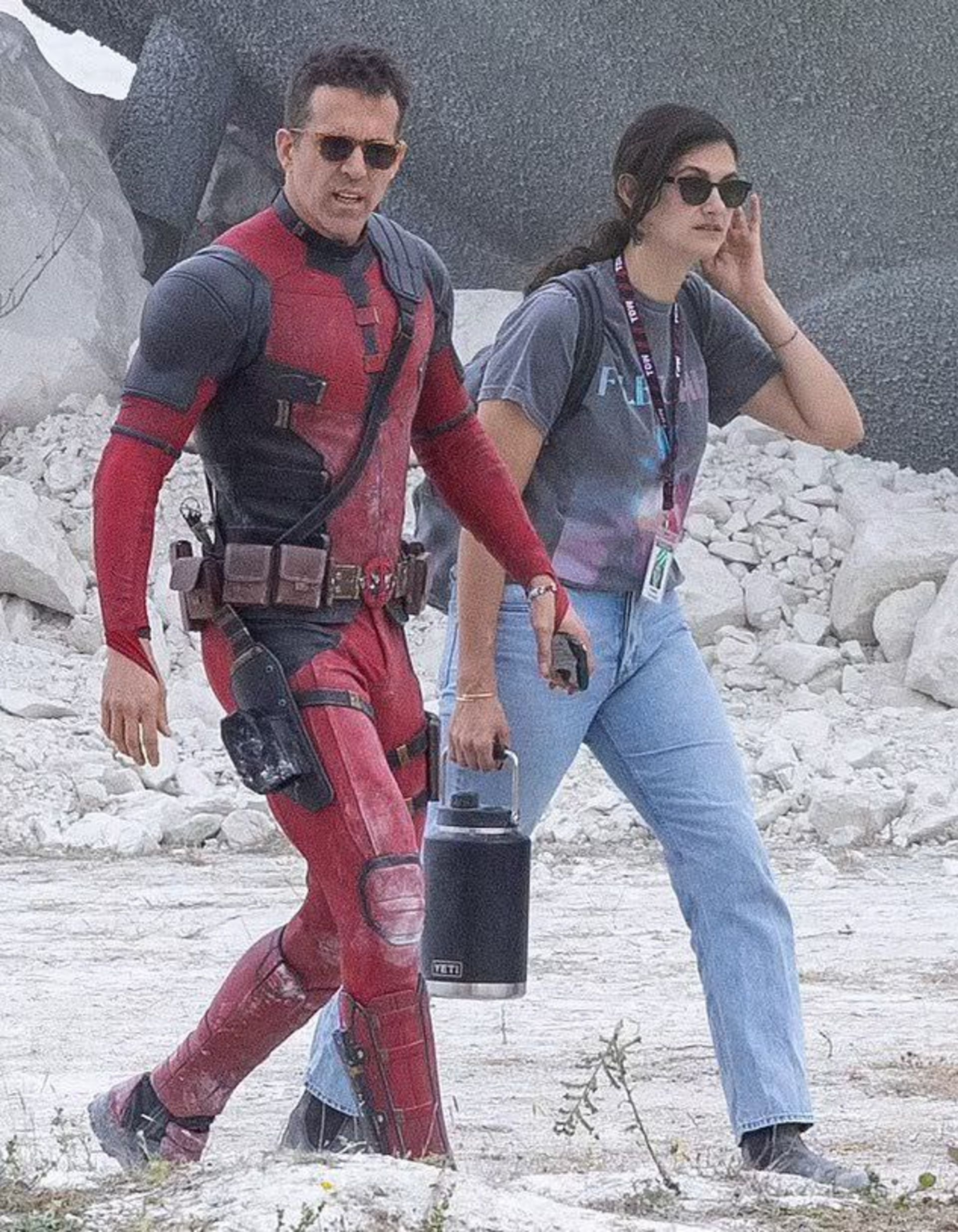 2023-7-new-set-photos-from-deadpool-3-showcasing-a-fight-scene-between-deadpool-and-wolverine-05