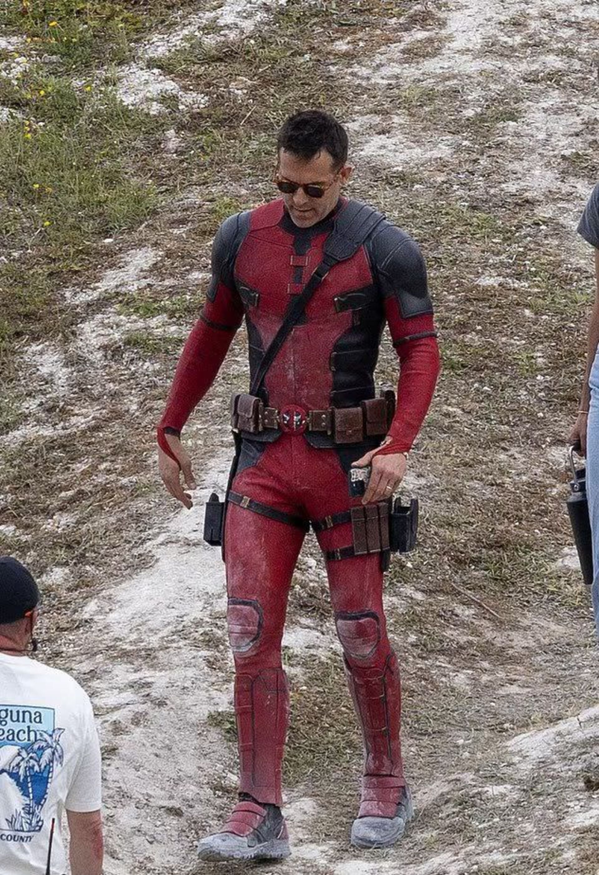 2023-7-new-set-photos-from-deadpool-3-showcasing-a-fight-scene-between-deadpool-and-wolverine-06