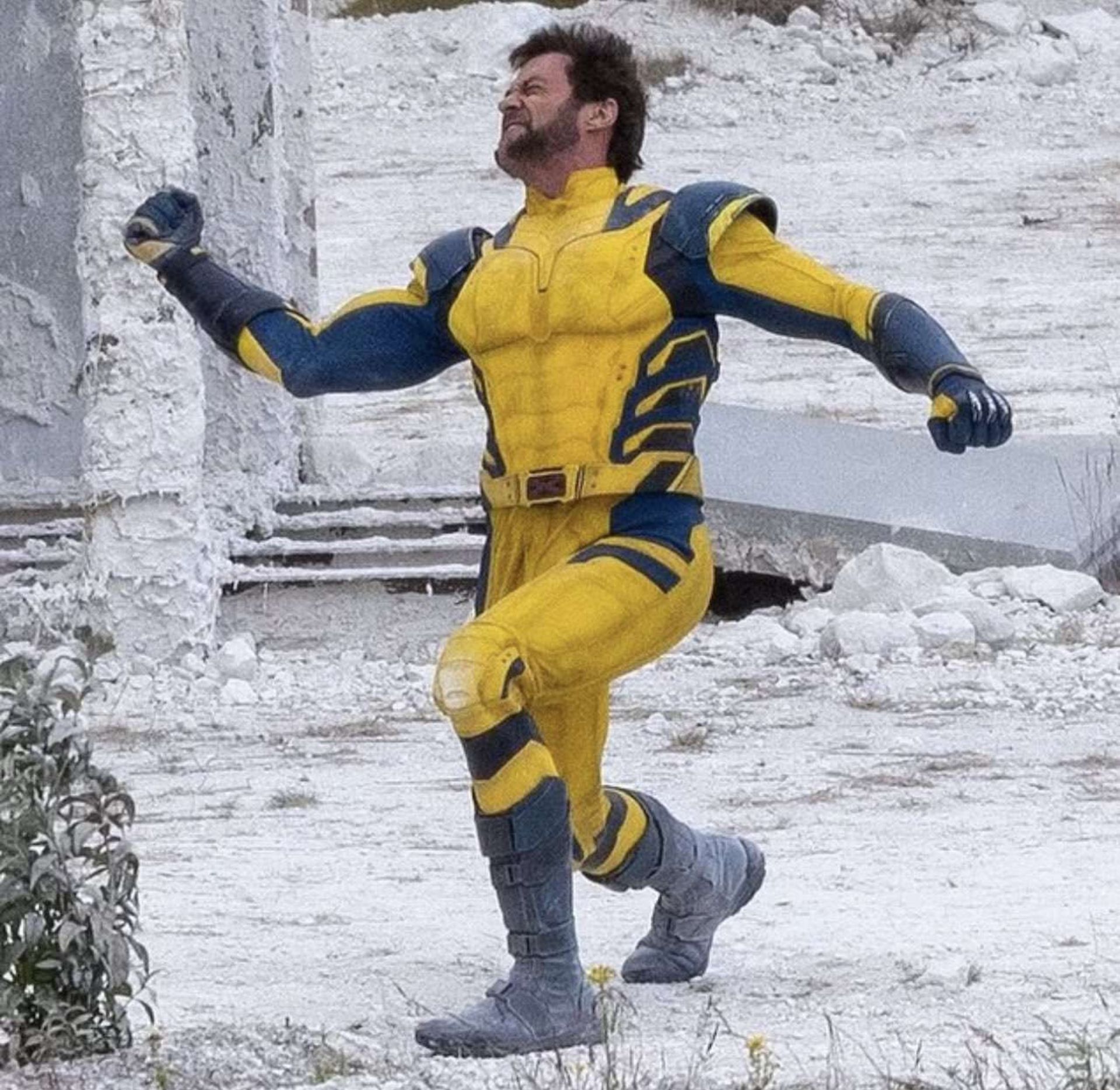 2023-7-new-set-photos-from-deadpool-3-showcasing-a-fight-scene-between-deadpool-and-wolverine-07