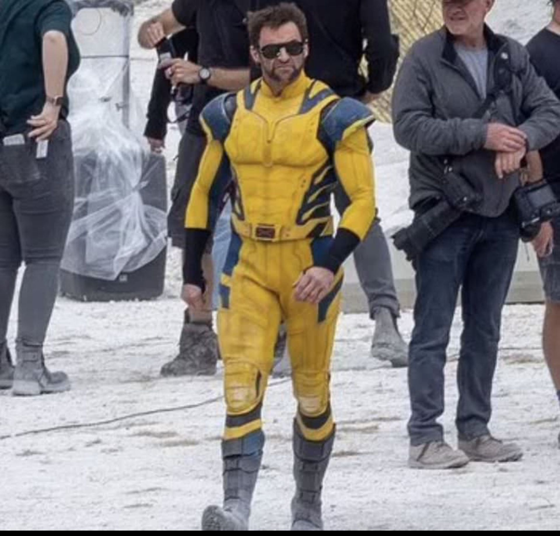2023-7-new-set-photos-from-deadpool-3-showcasing-a-fight-scene-between-deadpool-and-wolverine-08