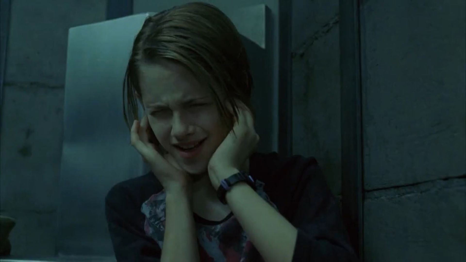 2023-7-panic-room-kristen-as-kid-frighten-covering-her-ears-with-hands