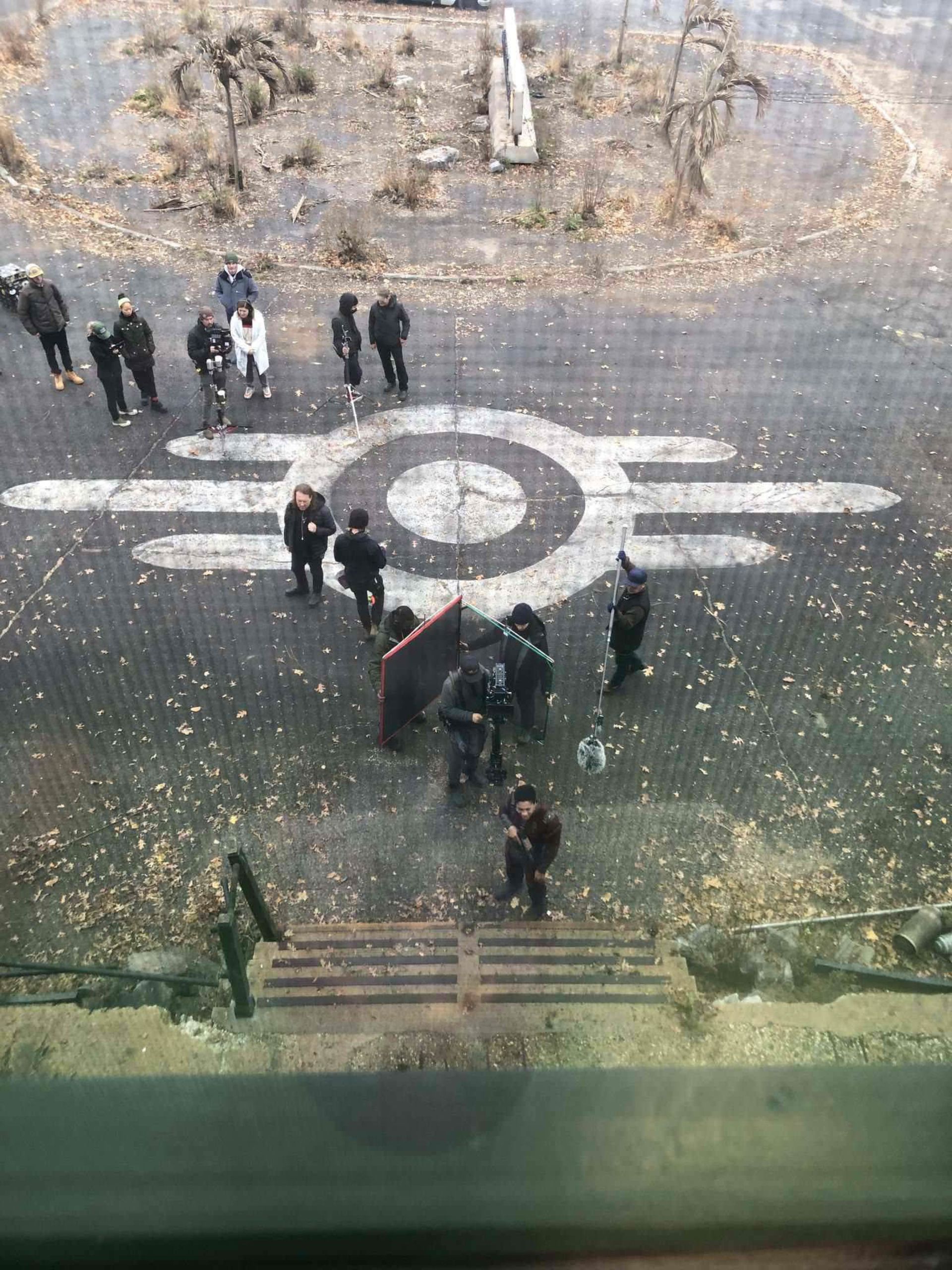2023-7-set-photos-from-the-upcoming-amazon-prime-fallout-tv-series-02