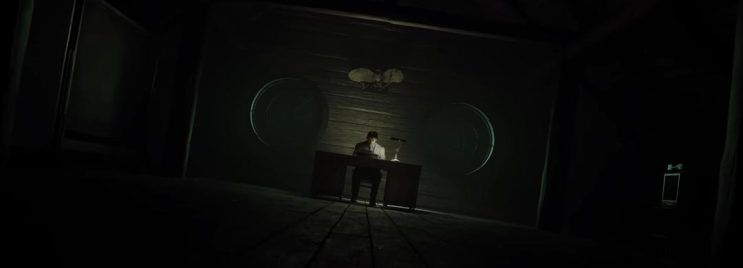 آلن در اتاق نویسندگی‌اش از سری بازی Alan Wake