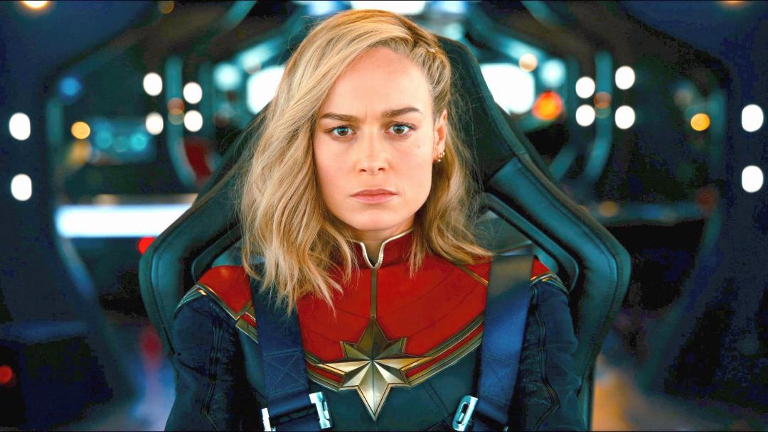 بری لارسون در نقش کاپیتان مارول در حال پرواز با فضاپیما در فیلم The Marvels