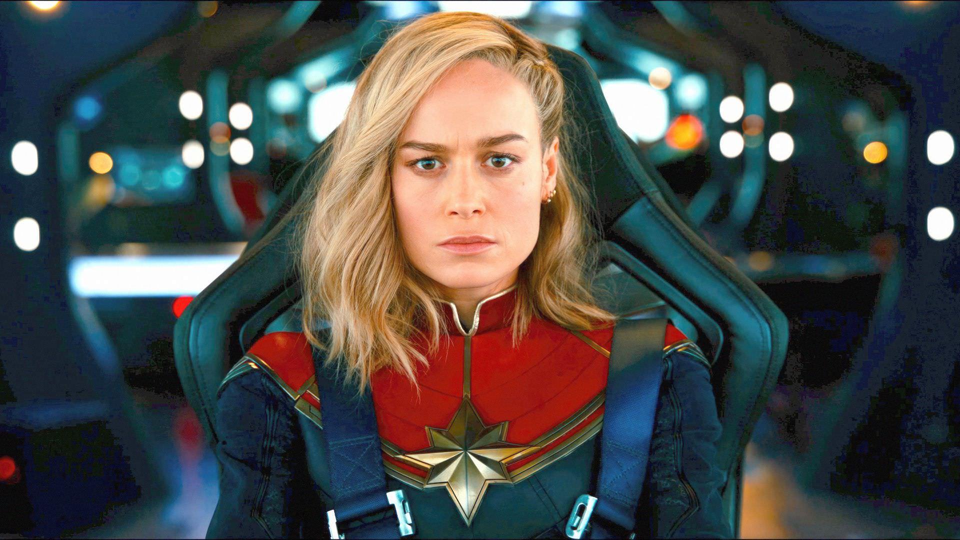 بری لارسون در نقش کاپیتان مارول در حال پرواز با فضاپیما در فیلم The Marvels