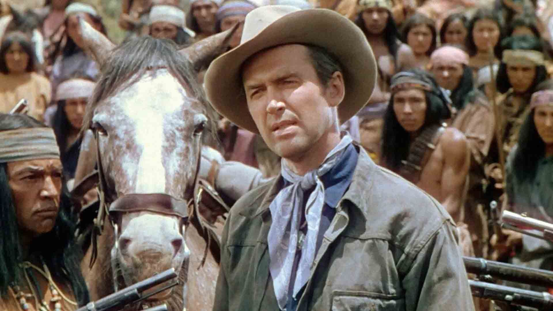 جیمز استوارت به همراه سرخپوستان دیگر در فیلم Broken Arrow