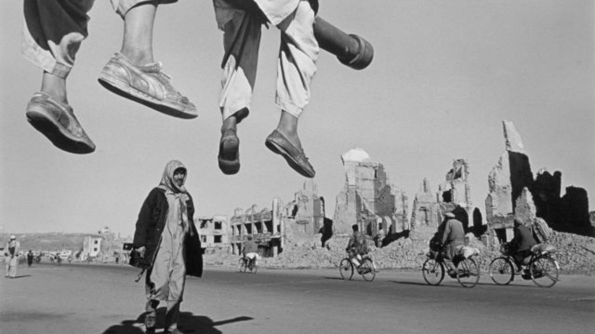 جیمز نچوی در حال عکاسی در افغانستان و مردمی که روی تانک‌های جنگی نشسته‌اند