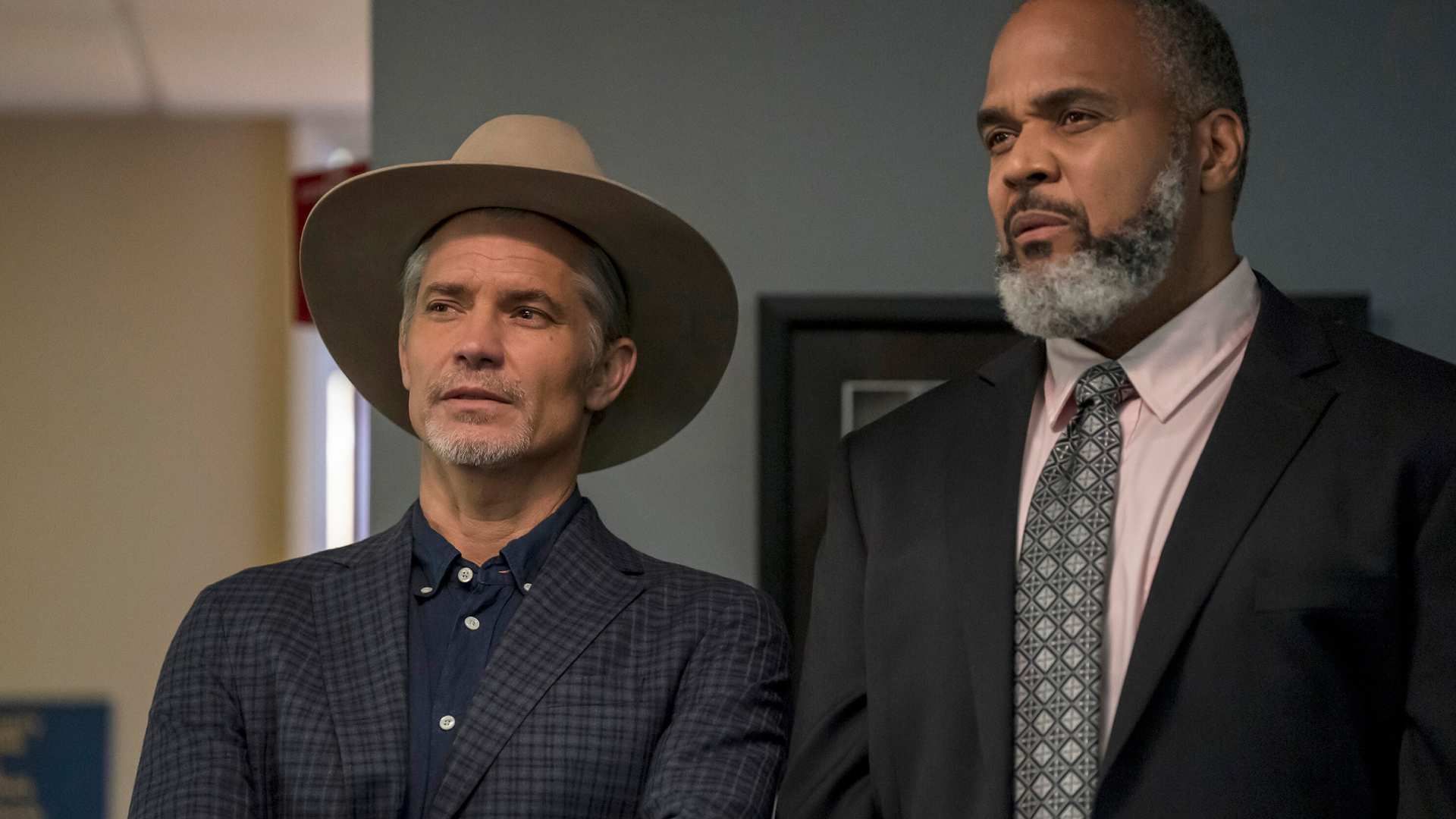 تیموتی اولفینت به همراه یک پلیس دیگر در سریال Justified: City Primeval