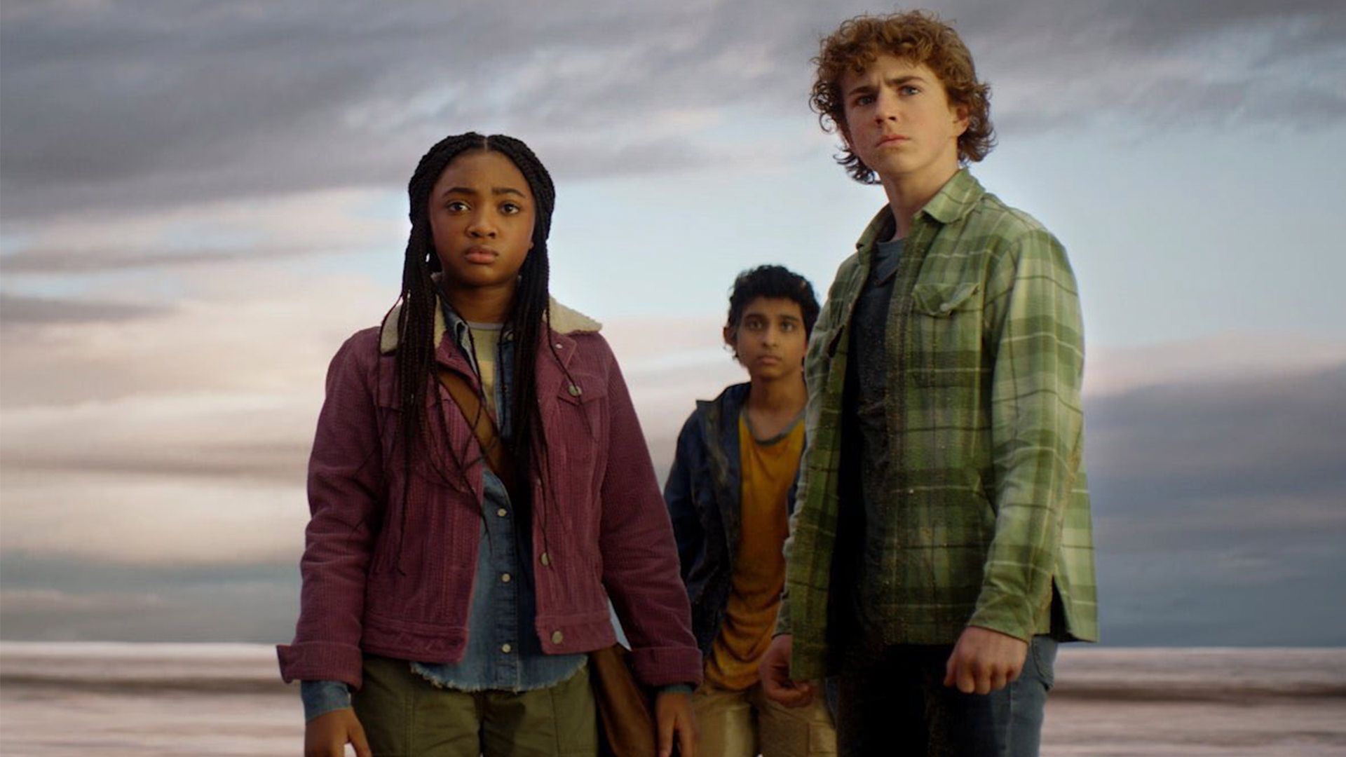پرسی جکسون، گروور آندروود و آنابث چیس درکنار یکدیگر در ساحل در سریال Percy Jackson and the Olympians