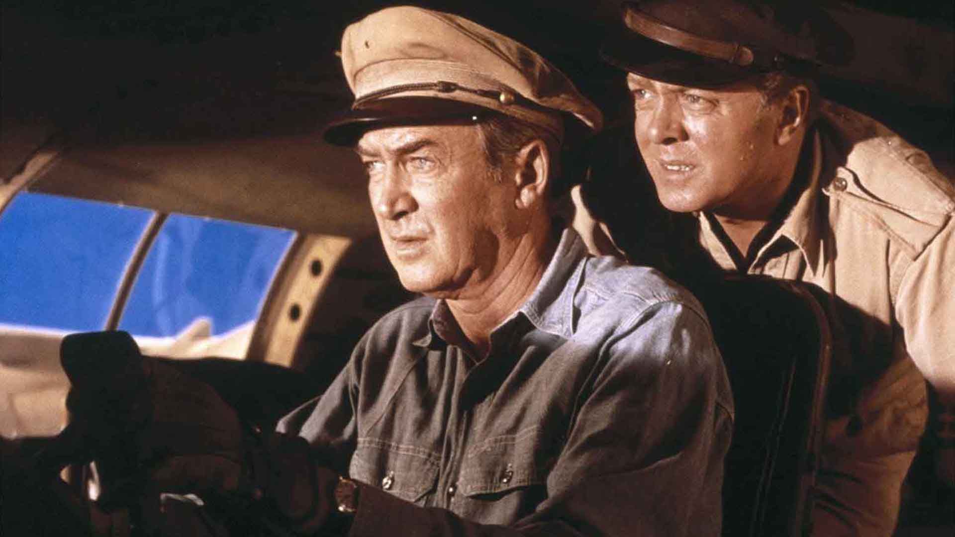 جیمز استوارت در حال هدایت یک هواپیما در فیلم The Flight of the Phoenix