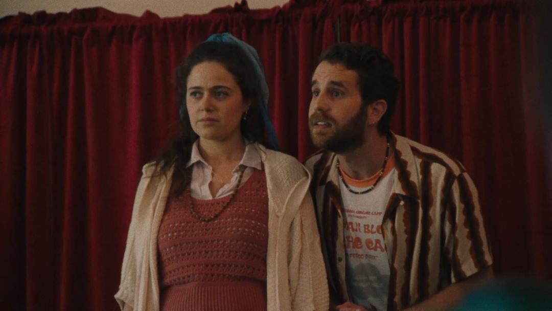بن پلت در حال صحبت کردن با مالی گوردن در فیلم Theater Camp