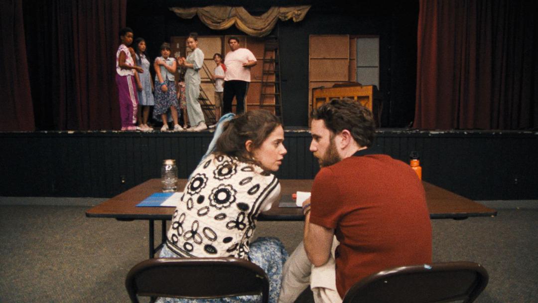 مالی گوردن و بن پلت در حال بحث کردن در فیلم Theater Camp