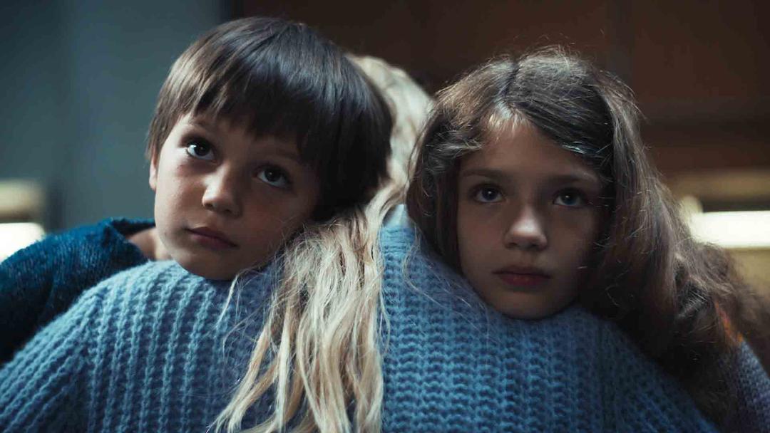 مادر در سریال Dear Child فرزندان خود را بغل کرده است