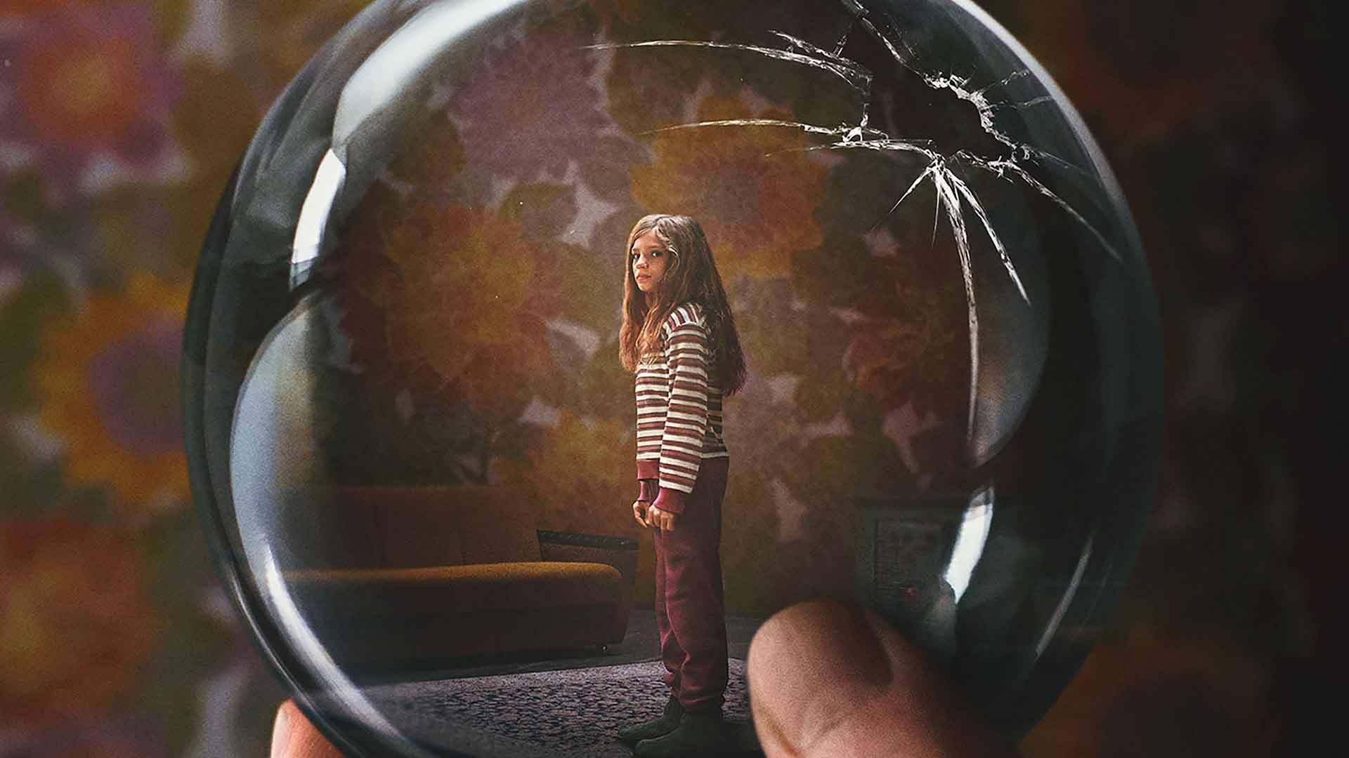 دختر بچه در گوی شیشه‌ای در پوستر سریال Dear Child