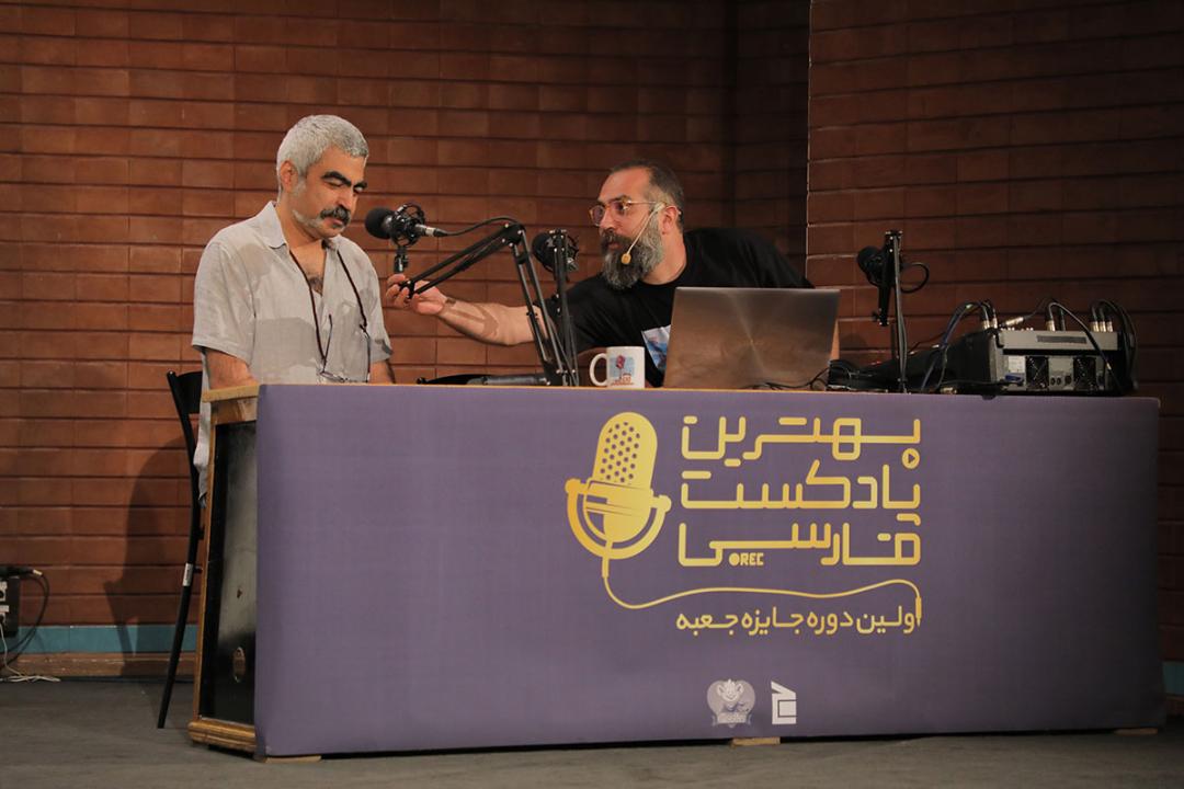 سروش صحت و مجری جایزه جعبه