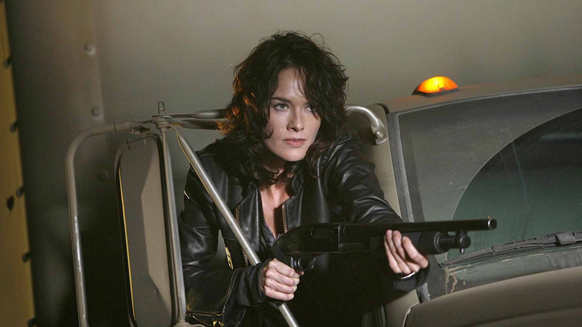 لینا هیدی در نقش سارا کانر در سریال Terminator: The Sarah Connor Chronicles