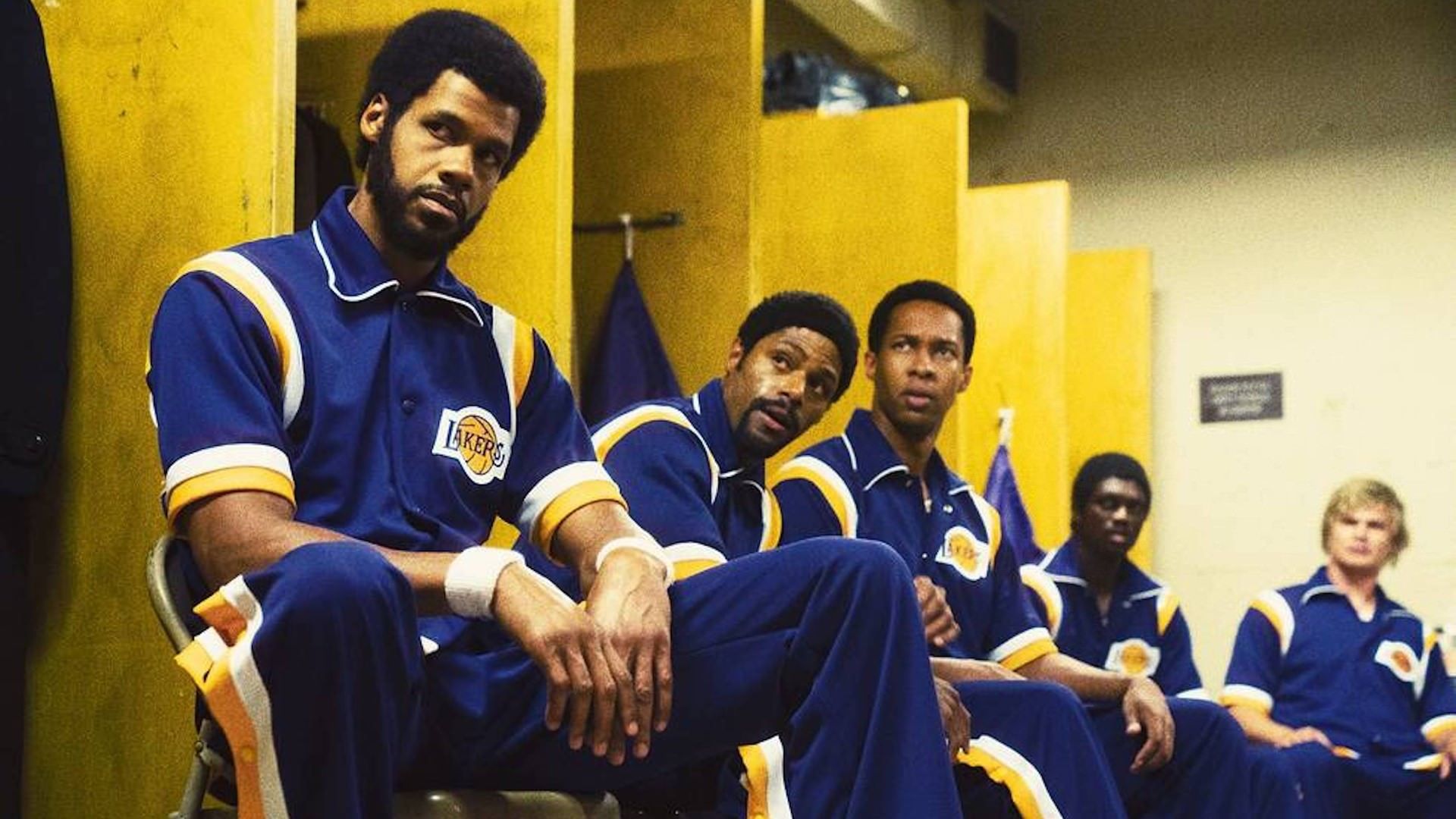 بازیکنان در رختکن در سریال Winning Time The Rise Of The Lakers Dynasty