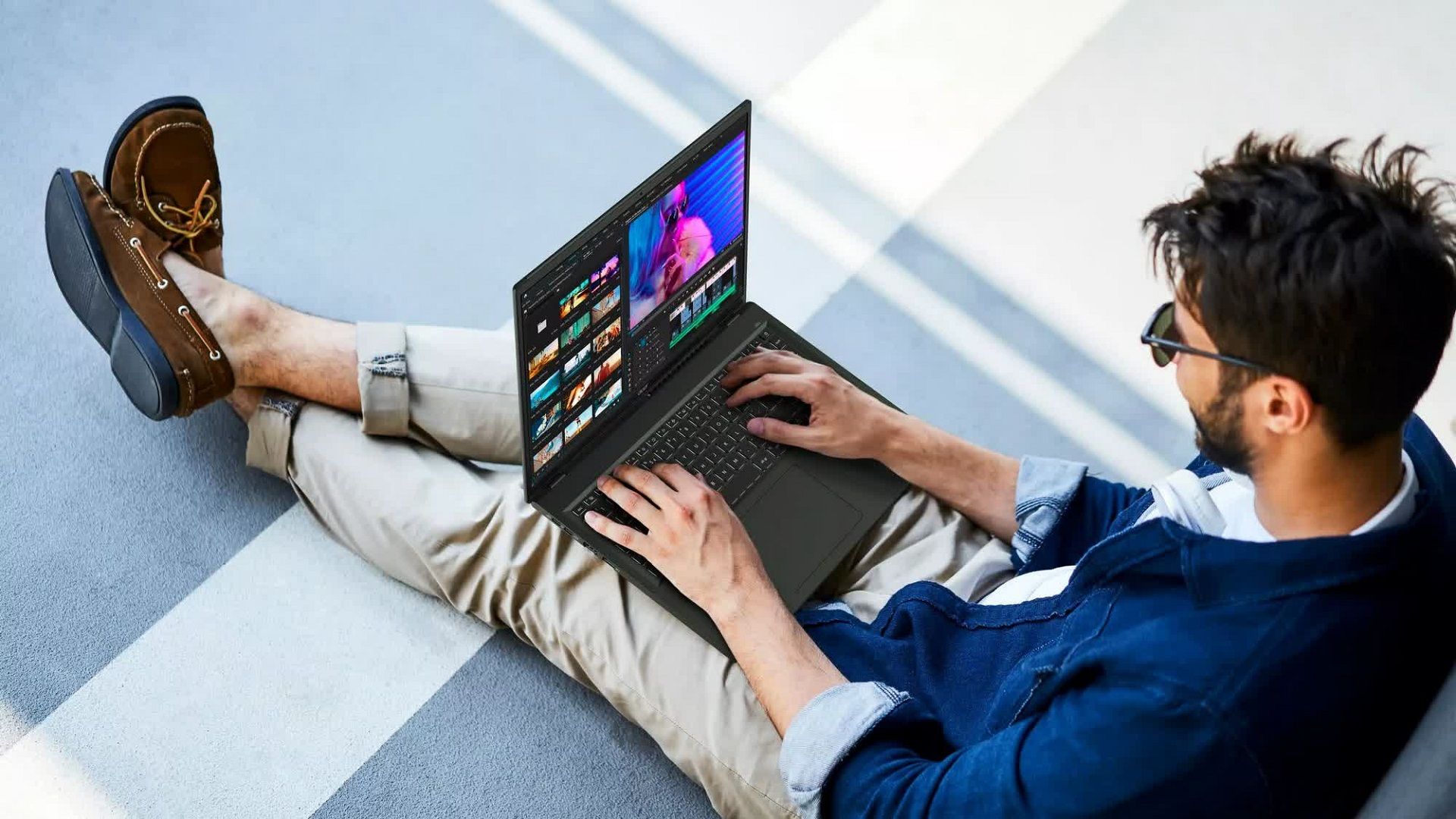 کاربر درحال کار با لپتاپ 
