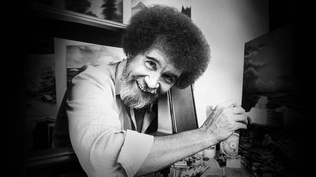 تصویر سیاه و سفید باب راس در مستند Bob Ross: Happy Accidents, Betrayal & Greed
