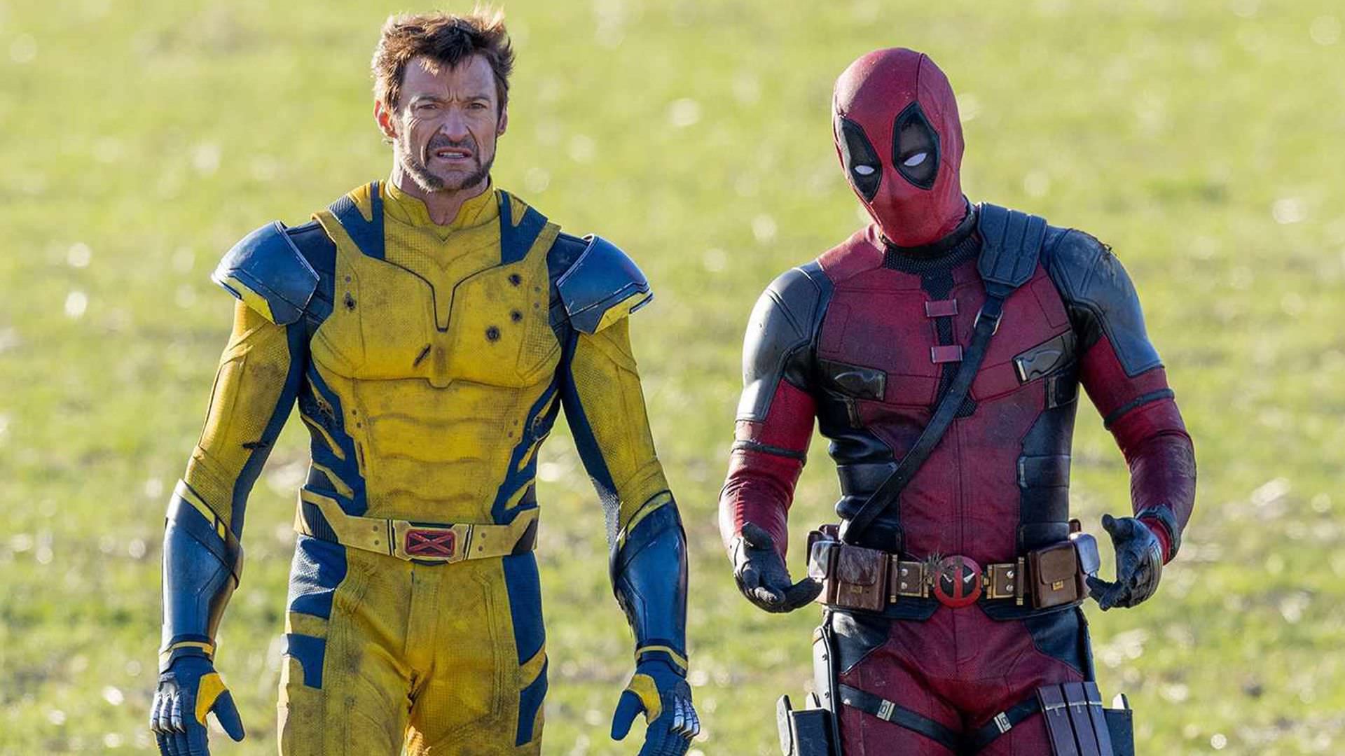 رایان رینولدز در نقش ددپول در حال صحبت با هیو جکمن در نقش ولورین در پشت صحنه فیلم Deadpool 3 