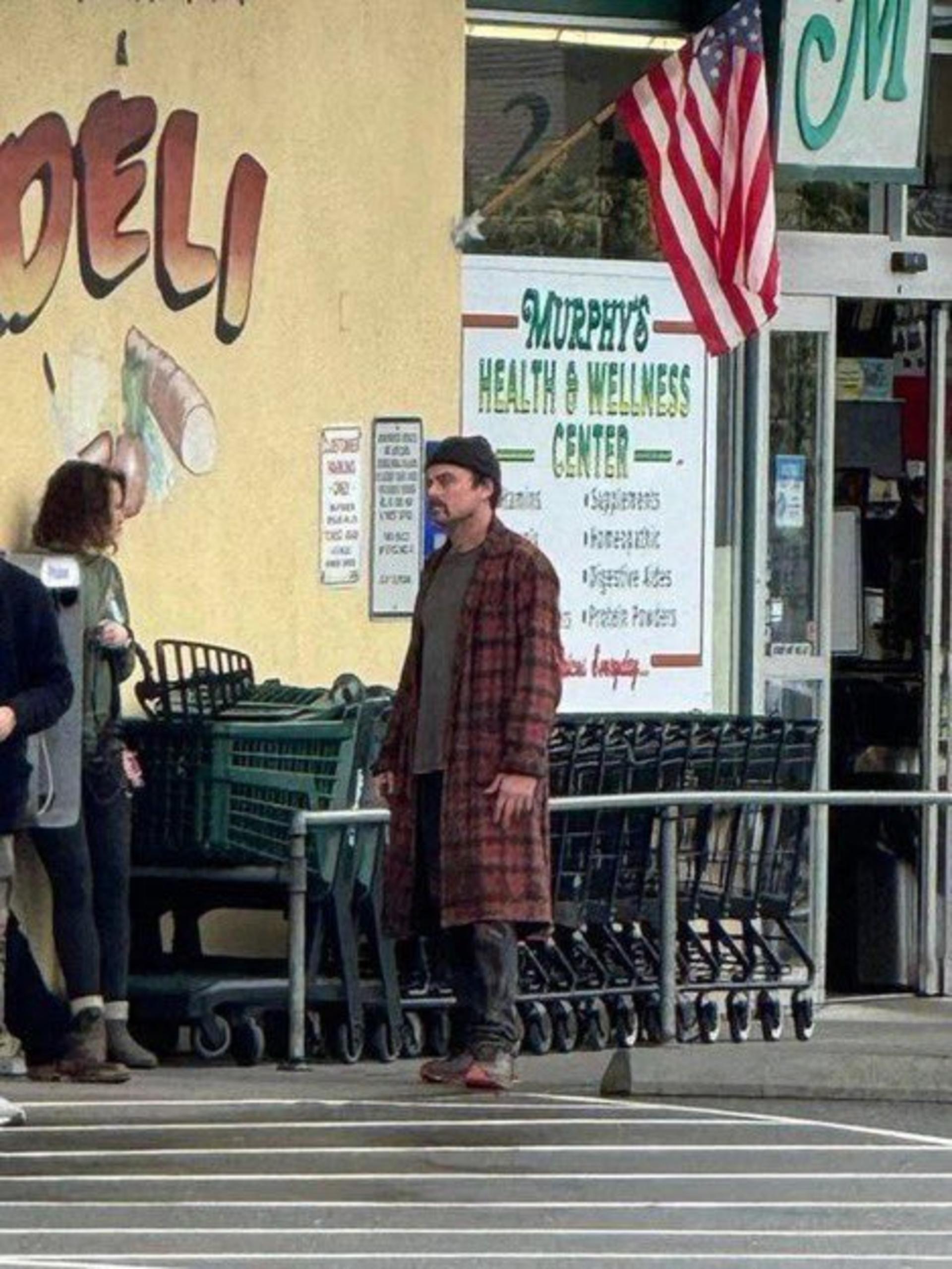 2024-1-leonardo-dicaprio-set-photos-reveal-first-look-at-paul-thomas-andersons-new-movie-01