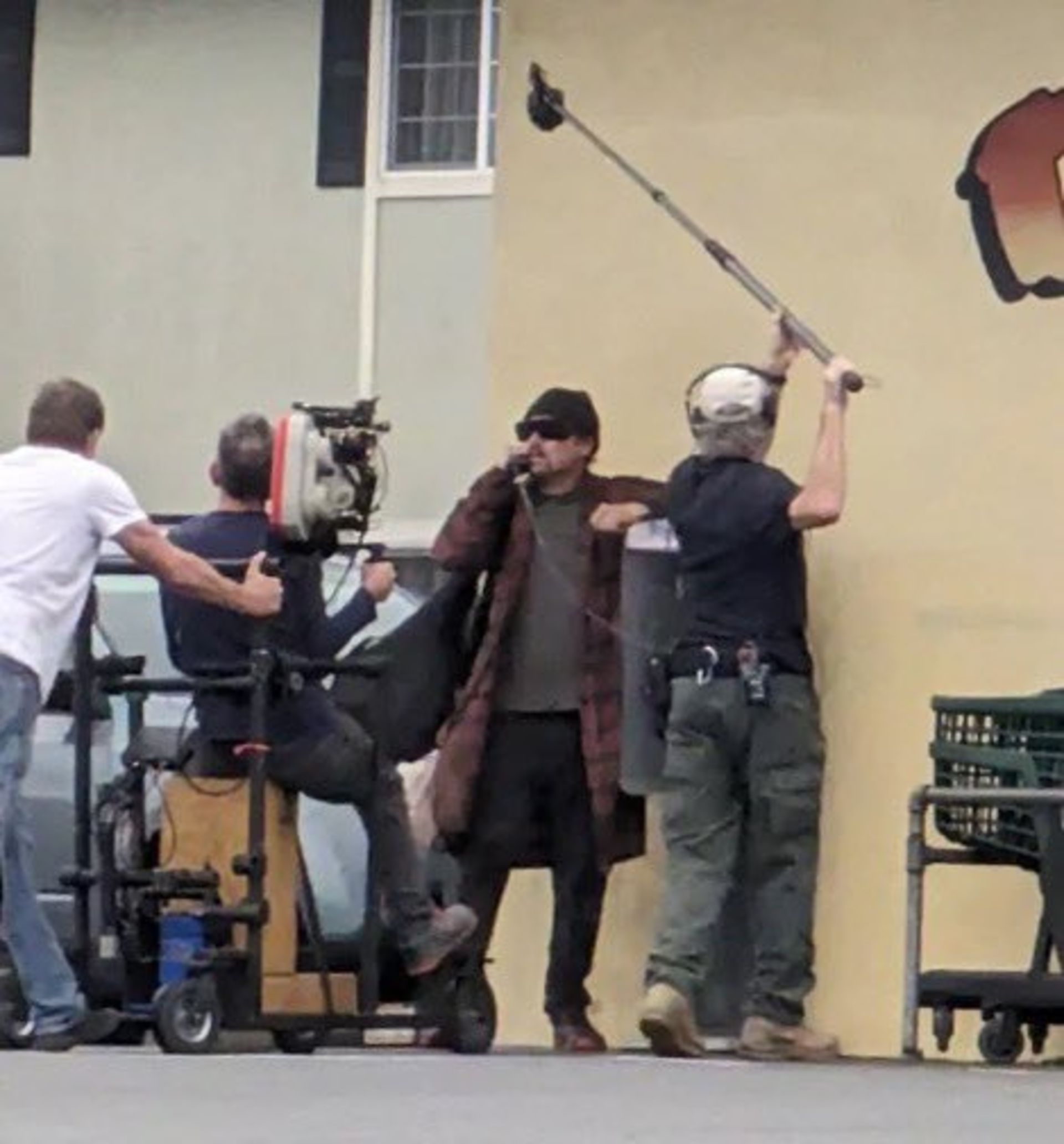 2024-1-leonardo-dicaprio-set-photos-reveal-first-look-at-paul-thomas-andersons-new-movie-02