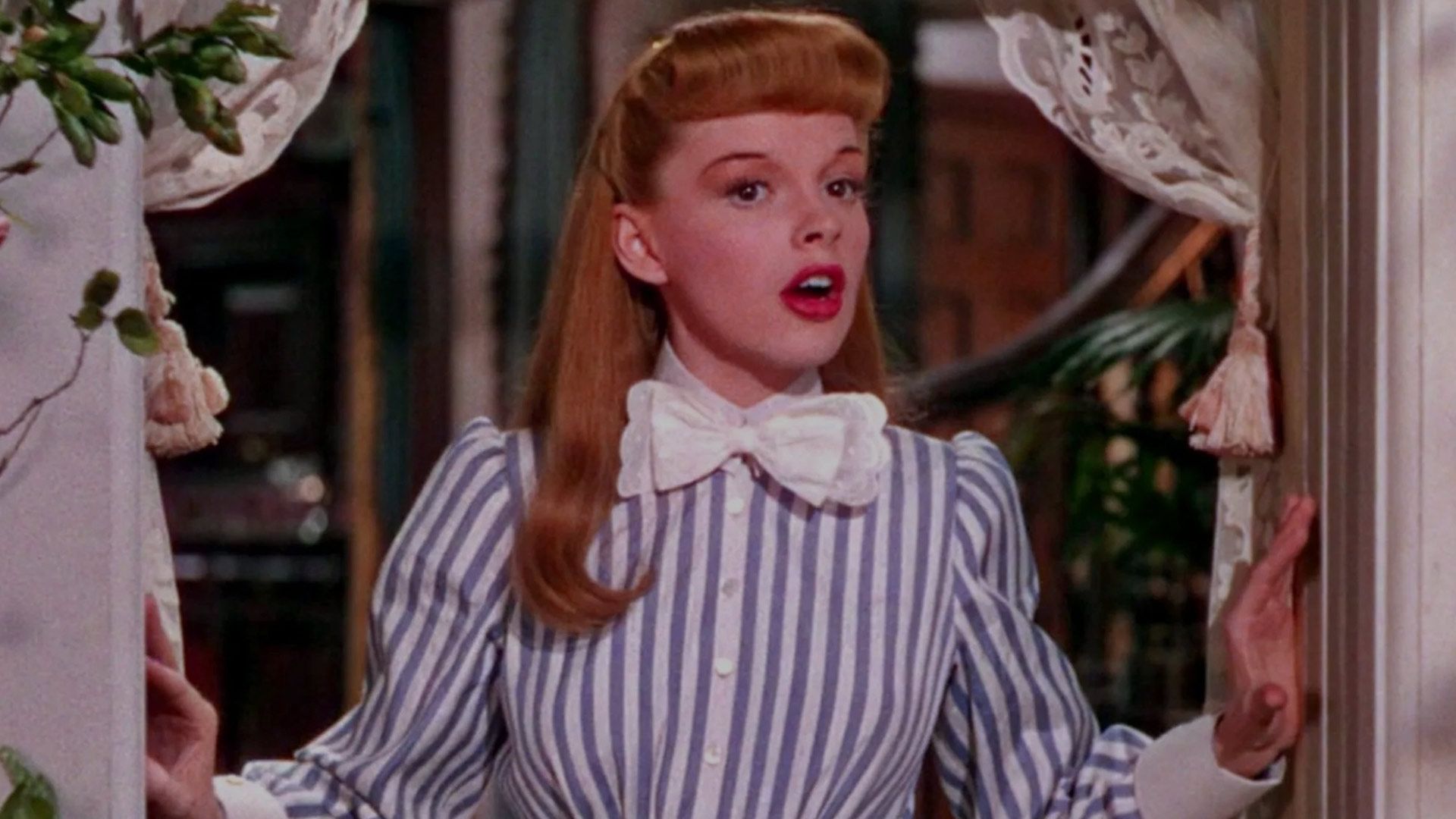 تستر در حال نگاه کردن در فیلم در سنت لوئیس مرا ملاقات کن