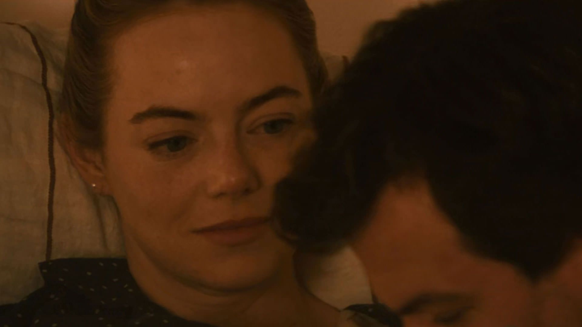 اما استون در حال نگاه به نیتن فیلدر در فکر فرو رفته است در نمایی از سریال نفرین به کارگردانی نیتن فیلدر