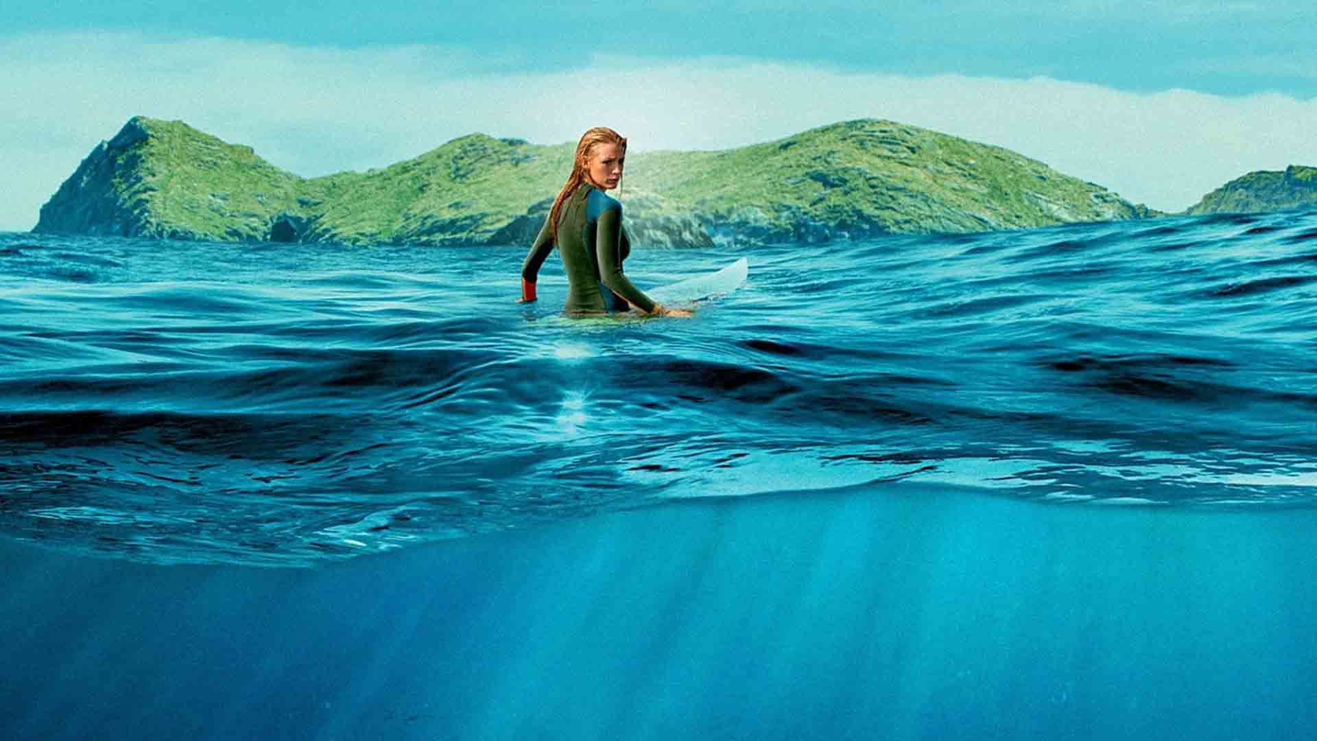 بلیک لایولی در فیلم The Shallows روی تخت موج‌سواری