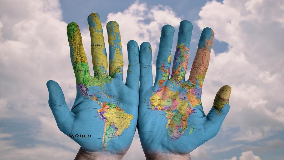 نقشه جهان دست two hand world map