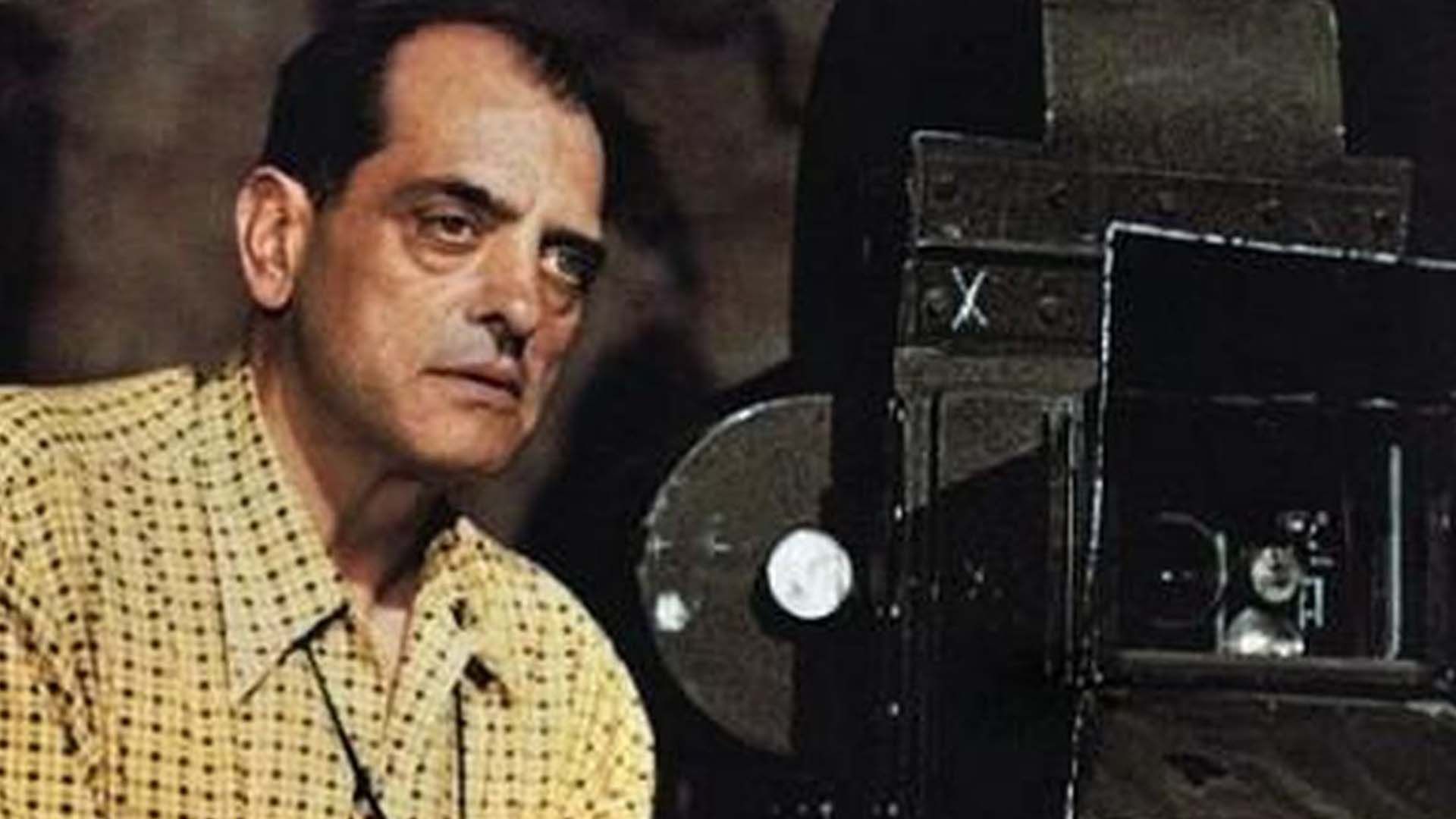 لوئیس بونوئل در کنار یک دوربین فیلمبرداری بزرگ
