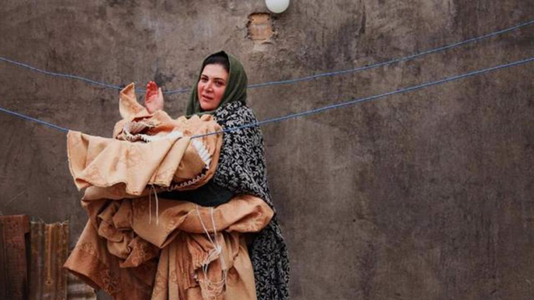 سمیه در حال آویز کردن لباس در فیلم ابد و یک روز