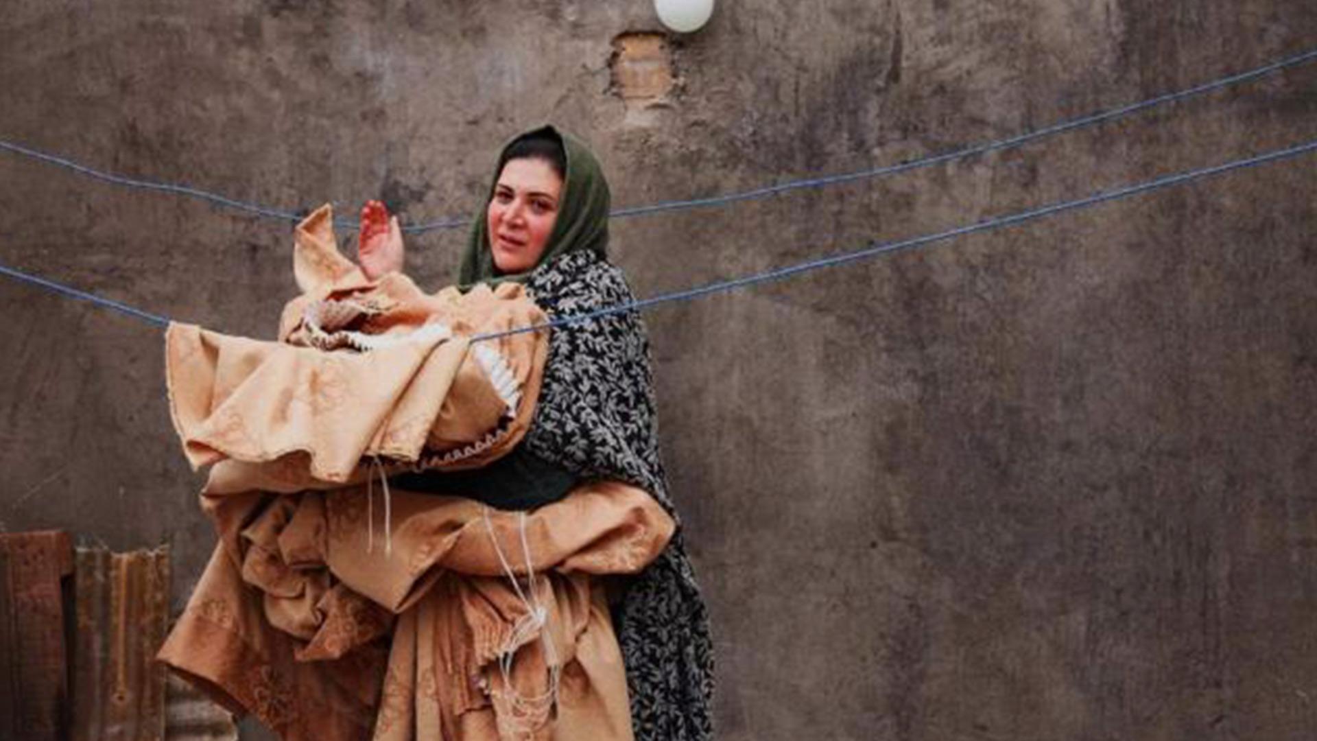 سمیه در حال آویز کردن لباس در فیلم ابد و یک روز